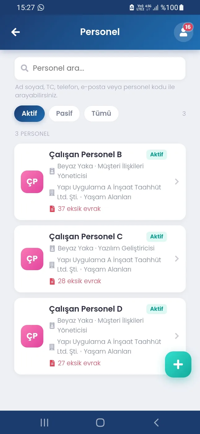 Codigno Mobil personel listesi: saha yöneticisi ekibini telefondan görüyor.